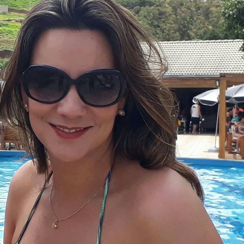 UMA MOÇA BONITA DE OLHAR AGATEADO