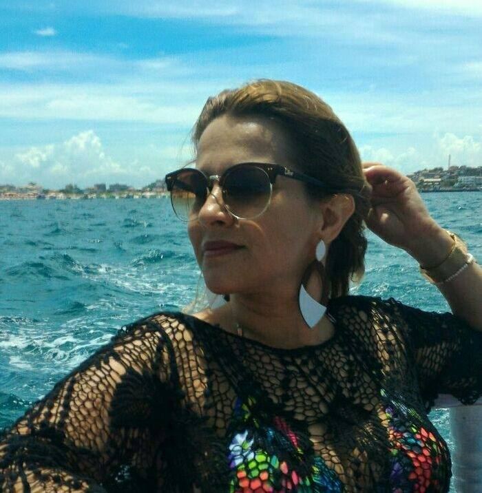 UMA MOÇA BONITA DE OLHAR AGATEADO