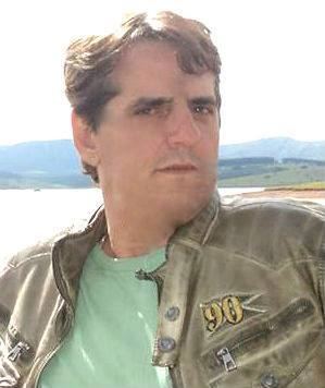 HOJE TÔ ASSIM, BRINCO NA ORELHA, UM DESEJO ANTIGO.  SOU FUNCIONÁRIO DO...