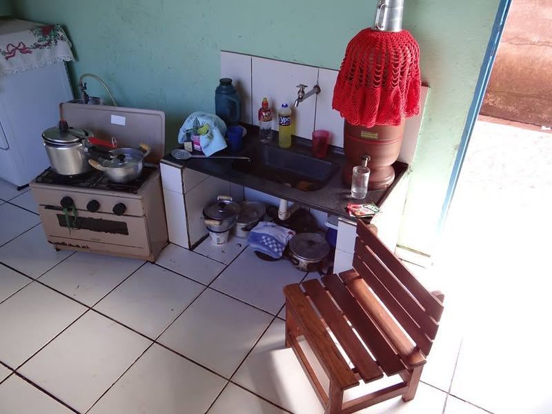 OLHA POR DENTRO, TUDO PEQUENO  NA CASINHA DA CHICA LÁ DA RUA DO BURACÃ...