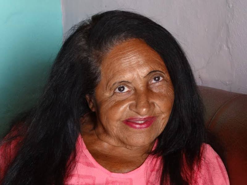 TAÍ A CHICA SORRINDO. ELA SORRIU NA INFÂNCIA, ELA SORRIU NA MOCIDADE E...