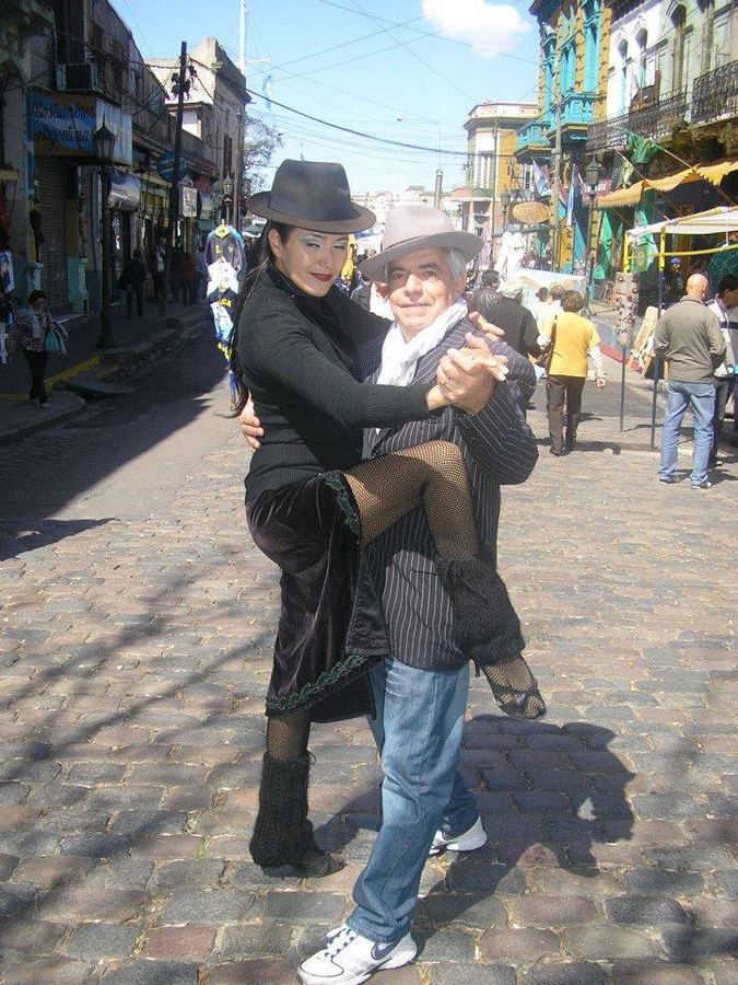 É NO PALCO...É NA RUA...É EM MINAS...É EM BUENOS AIRES...É EM QUALQUER...