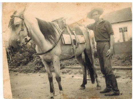JOSÉ COSTELA DESCENDO DE SEU CAVALO