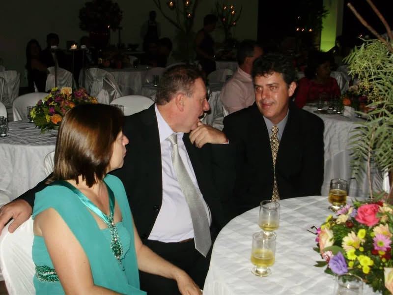 AQUI A MODA É TRAJE DE GALA. O POVO ENTENDE.DR. PEDRO,CACAI E DIRLENE TAÍDE