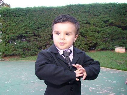 ALGUÉM SABE QUEM É O MENININHO VESTIDO DE SÍLVIO SANTOS E PERDIDO EM MEU ARQUIVO