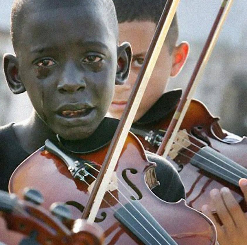ESSE MENINO ESTÁ CHORANDO NO FUNERAL DE SEU PROFESSOR DE MÚSICA. POR Q...