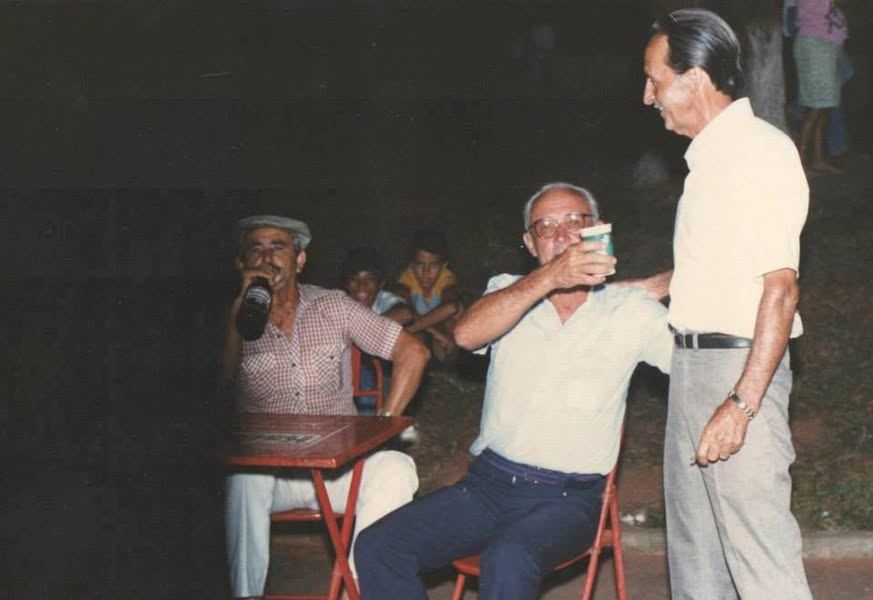 NOS TEMPOS DAS MESAS NAS CALÇADAS PARA PARA ''OIÁ'' O DESFILE QUE DAVA...