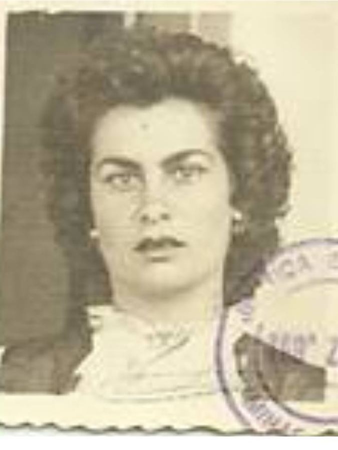 ESSA FOTO MOSTRA UMA MOÇA MUITO BONITA...DE BELOS OLHOS VERDES