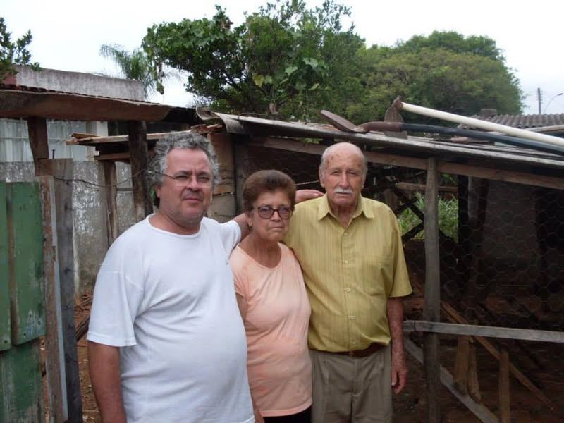 RENATO FOTOGRAFADO AO LADO DE UM CASAL MUITO QUERIDO, ''D.LUZIA E SR.P...