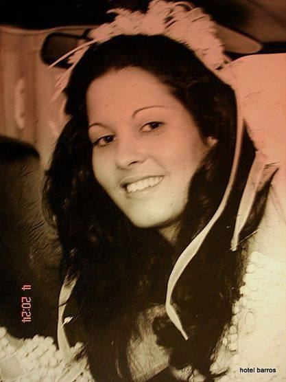 BRANCA E RADIANTE...CHEGOU A NOIVA