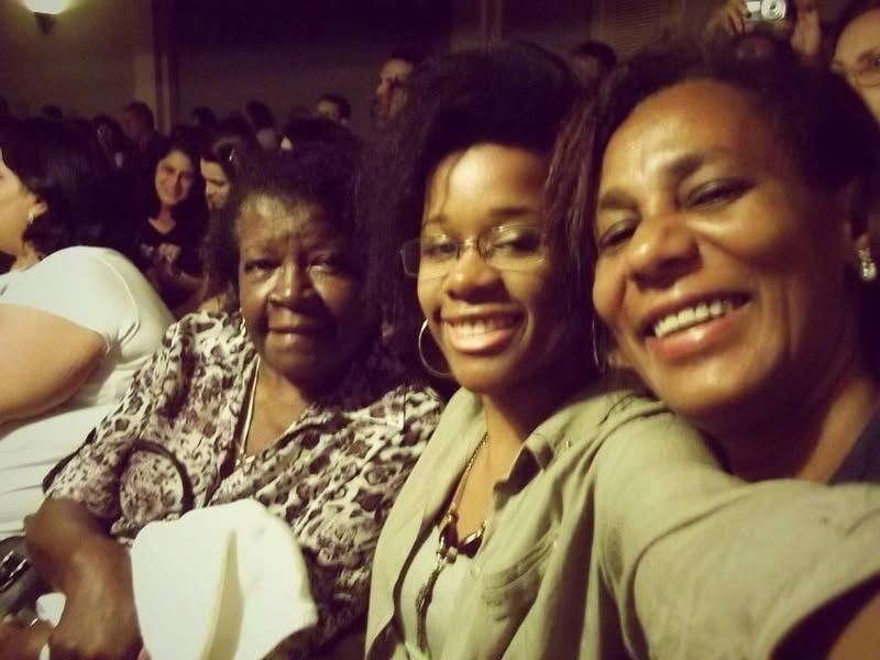 MAÍSA TOMÁS COM A FAMÍLIA NUMA APRESENTAÇÃO DA ORQUESTRA SINFÔNICA.ABRAÇO