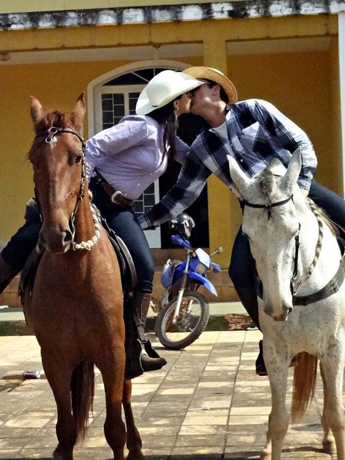 LEO BEIJANDO DE RIBA DO CAVALO