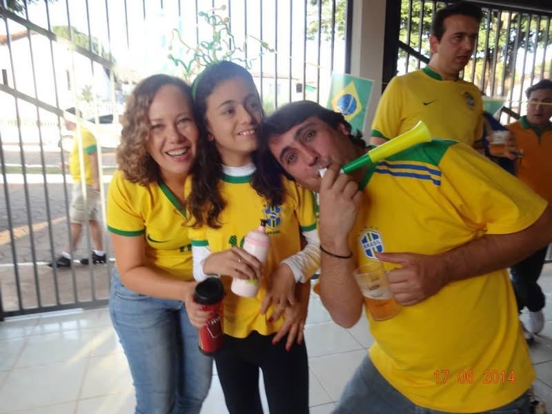 EU VOU,EU VOU, COM A BANDEIRA NA MÃO