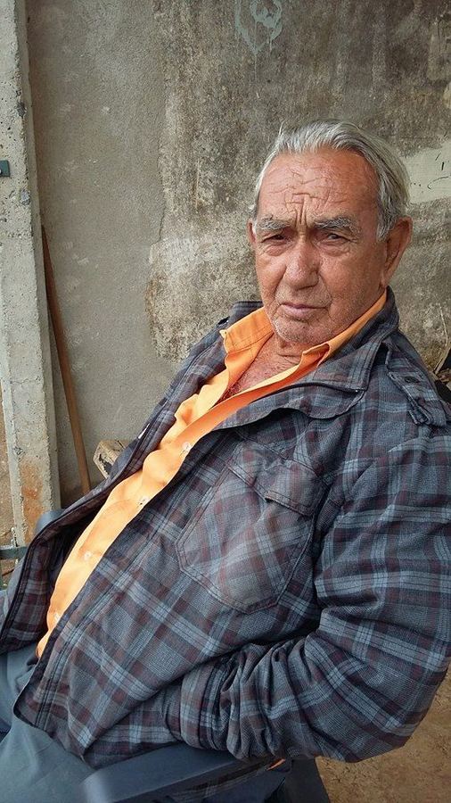 SENTADO A BEIRA DO CAMINHO