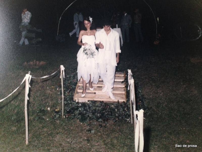 BRANCOS E RADIANTES LÁ VEM OS NOIVOS