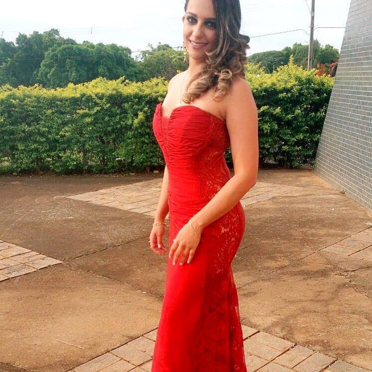 ACHEI ESSA. BENZADEUS! A DAMA DE VERMELHO