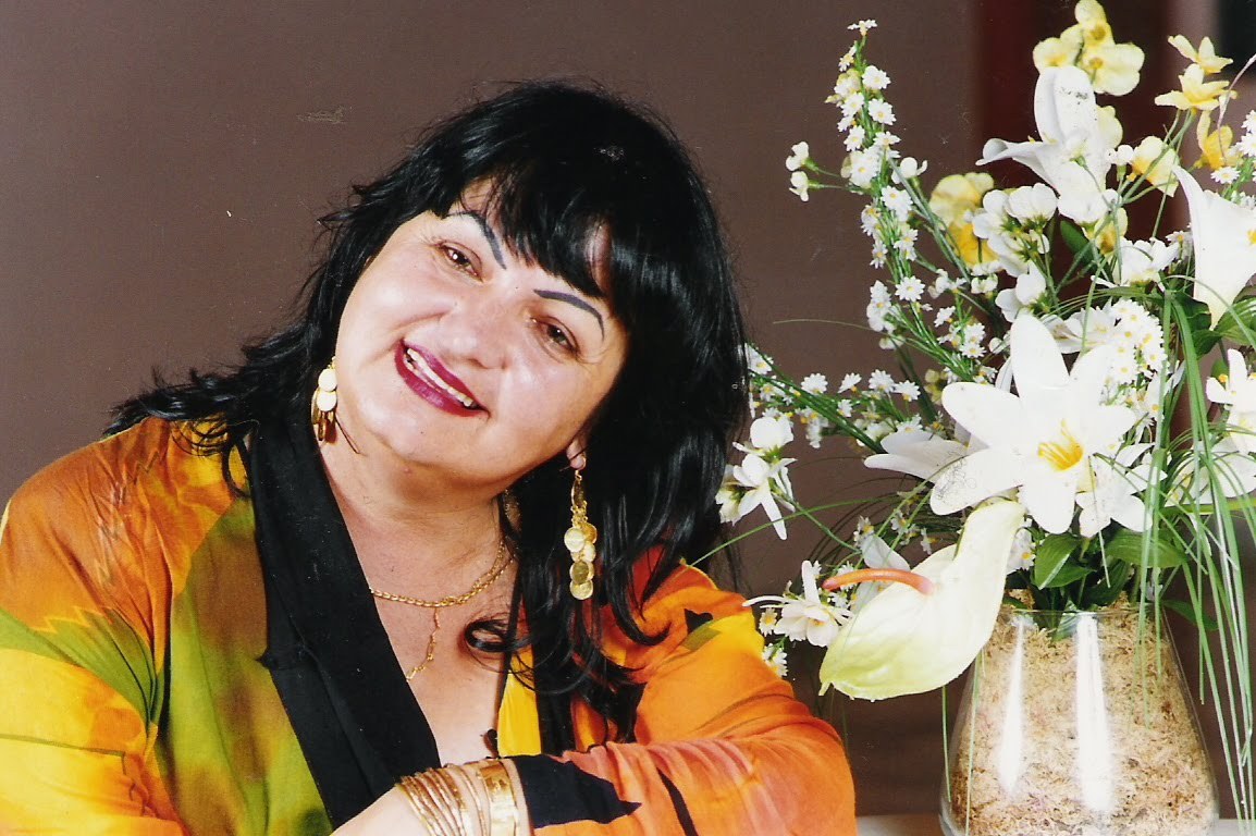 Soninha sorrindo com flores