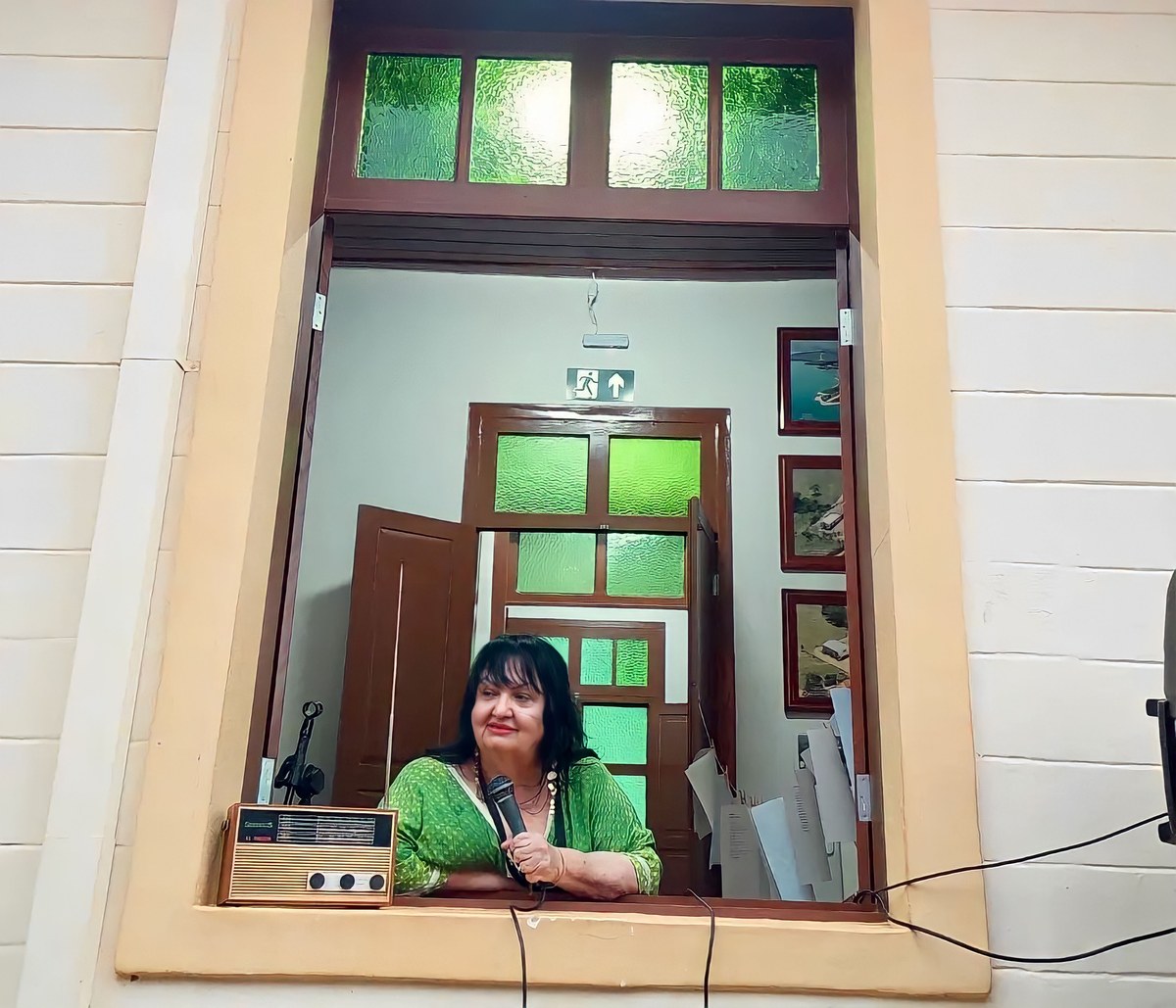 Soninha na rádio com o microfone